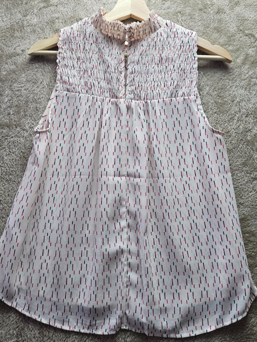 Banana Republic Sleeveless Shirt Back Buttons High Crew Neck Smocked Tank Blouse - Picture 2 of 7